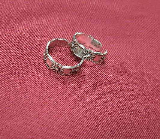 92.5 silver oxidized floral toe rings